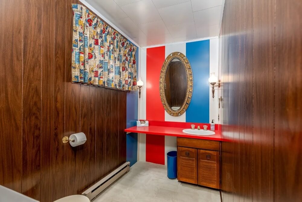 1900 American Foursquare Ottawa Illinois - 15 - bathroom.jpg