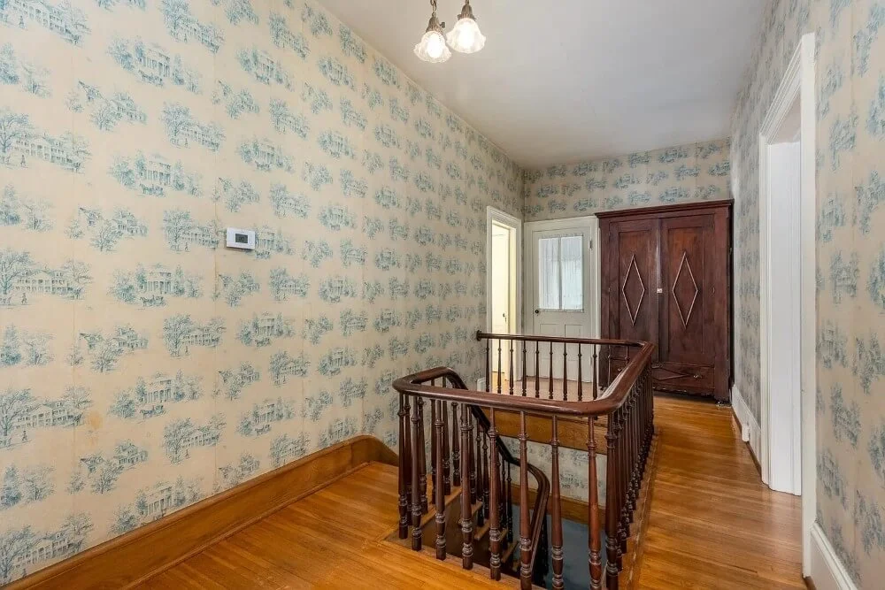 1900 American Foursquare Ottawa Illinois - 16 - staircase.jpg