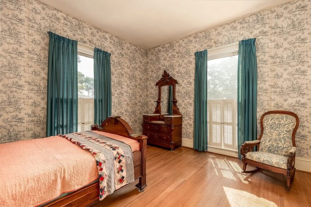 1900 American Foursquare Ottawa Illinois - 17 - staircase.jpg