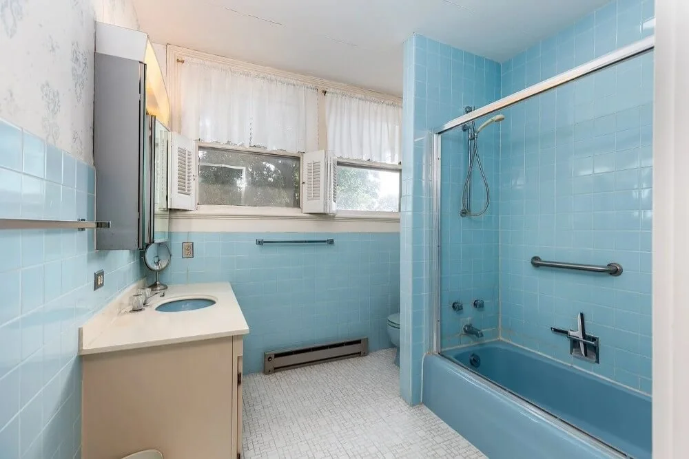 1900 American Foursquare Ottawa Illinois - 18 - bathroom.jpg