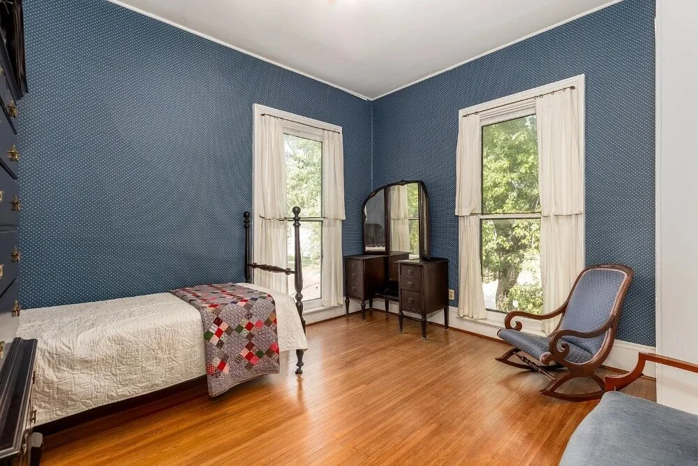 1900 American Foursquare Ottawa Illinois - 20 - bedroom.jpg