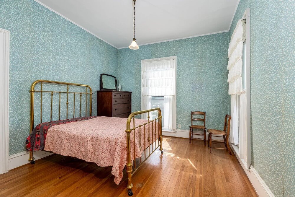 1900 American Foursquare Ottawa Illinois - 21 - bedroom.jpg