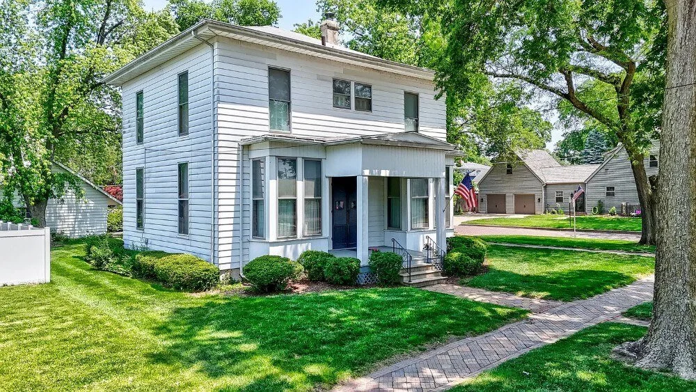 1900 American Foursquare Ottawa Illinois - 35 - side view.jpg