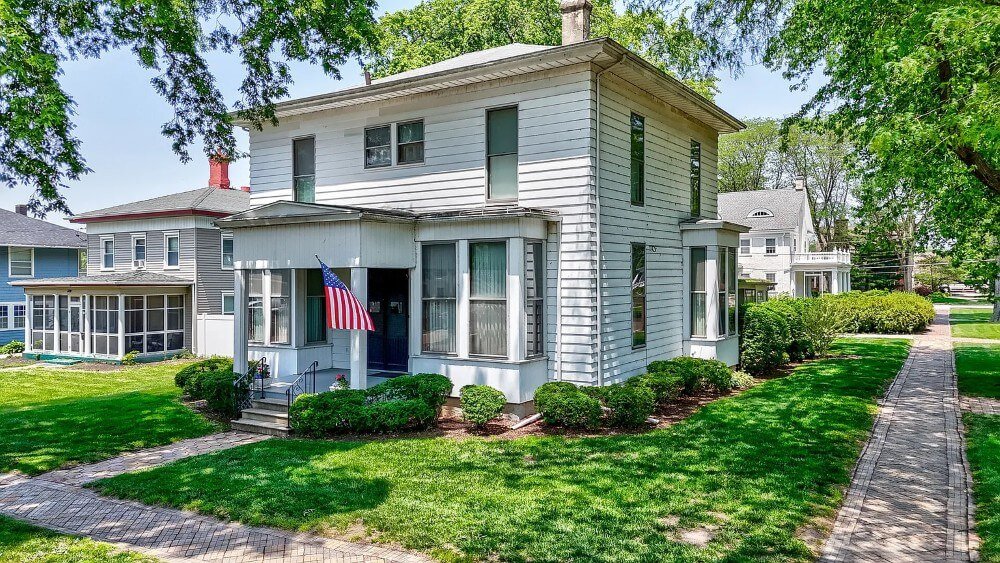 1900 American Foursquare Ottawa Illinois - 36 - side view.jpg
