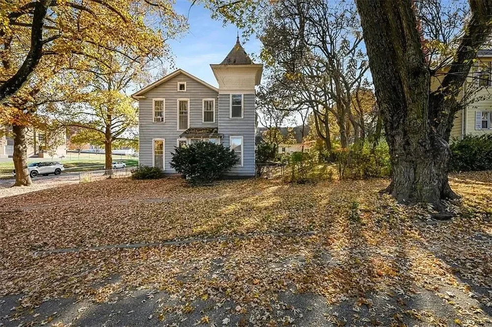 1861 Historical house in Leavenworth, Kansas - $269k