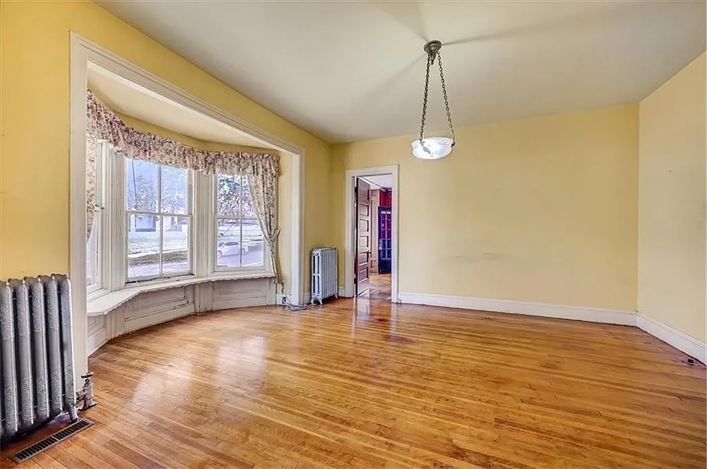 1861 Historical house Leavenworth Kansas - 10 - living room.webp