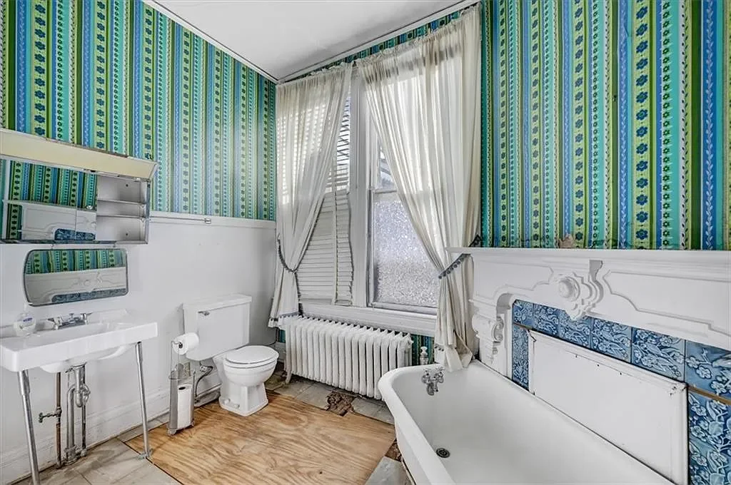 1861 Historical house Leavenworth Kansas - 17 - bathroom.webp