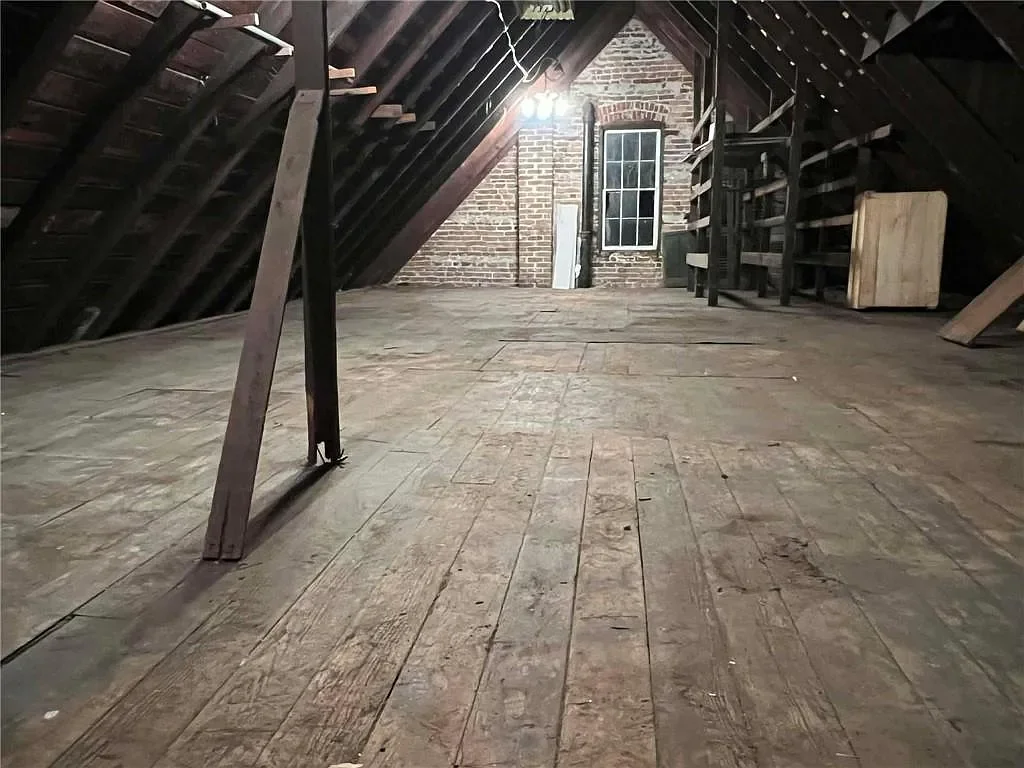 1861 Historical house Leavenworth Kansas - 36 - above garage.webp