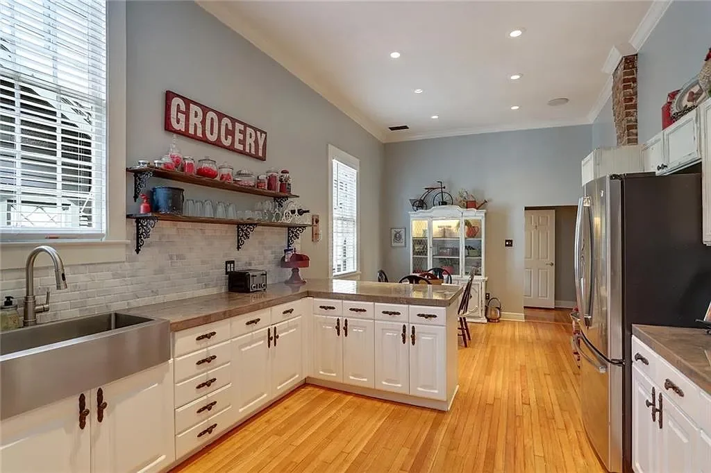1905 Cottage New Orleans Louisiana - 7 - kitchen.webp