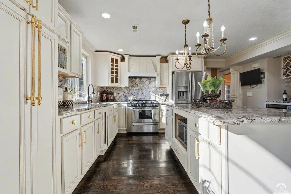 1910 Traditional house De Soto Kansas - 7 - kitchen.webp