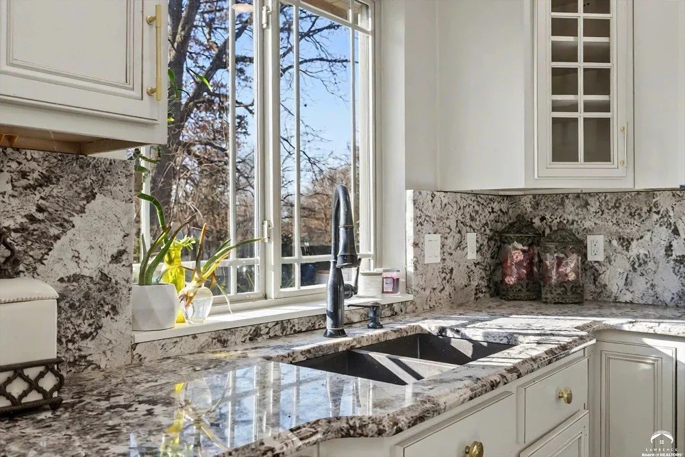 1910 Traditional house De Soto Kansas - 8 - kitchen.webp
