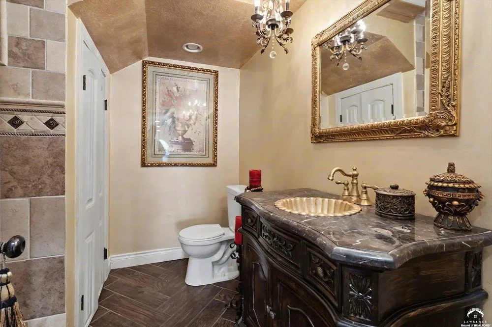 1910 Traditional house De Soto Kansas - 25 - bathroom.webp