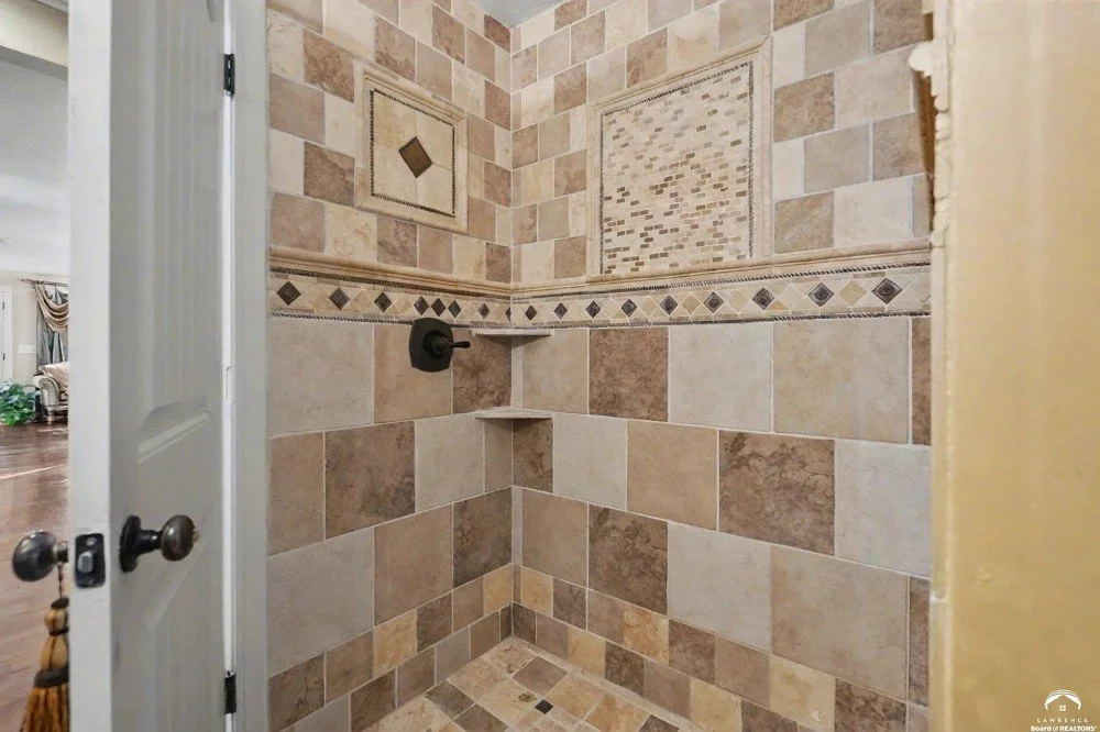 1910 Traditional house De Soto Kansas - 26 - bathroom.webp