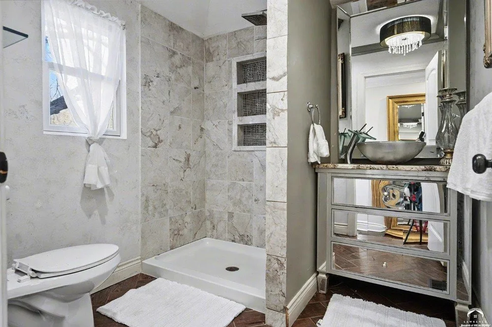 1910 Traditional house De Soto Kansas - 29 - bathroom.webp