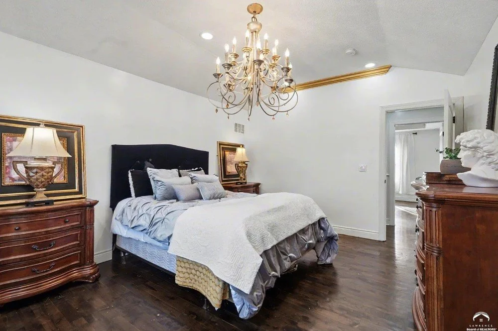 1910 Traditional house De Soto Kansas - 33 - bedroom.webp