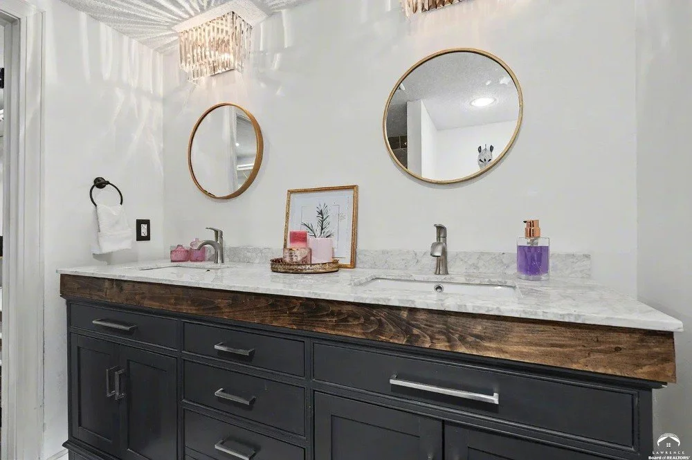 1910 Traditional house De Soto Kansas - 35 - bathroom.webp