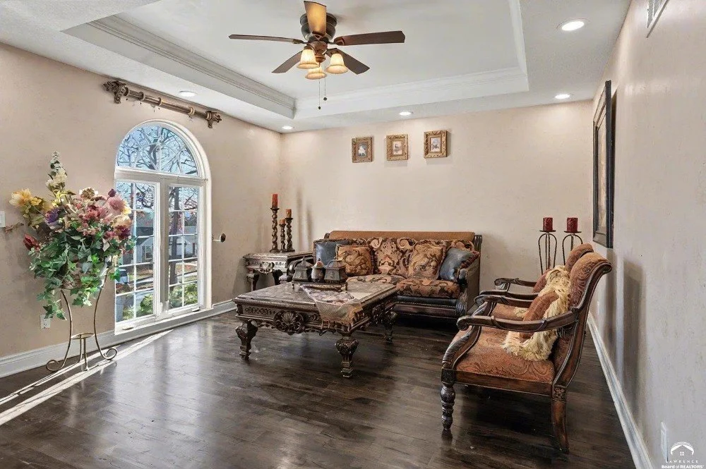 1910 Traditional house De Soto Kansas - 41 - sunroom.webp