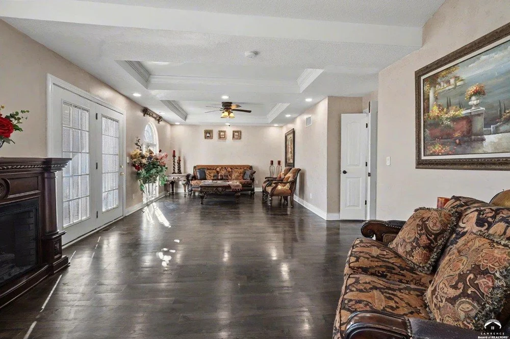 1910 Traditional house De Soto Kansas - 43 - sunroom.webp