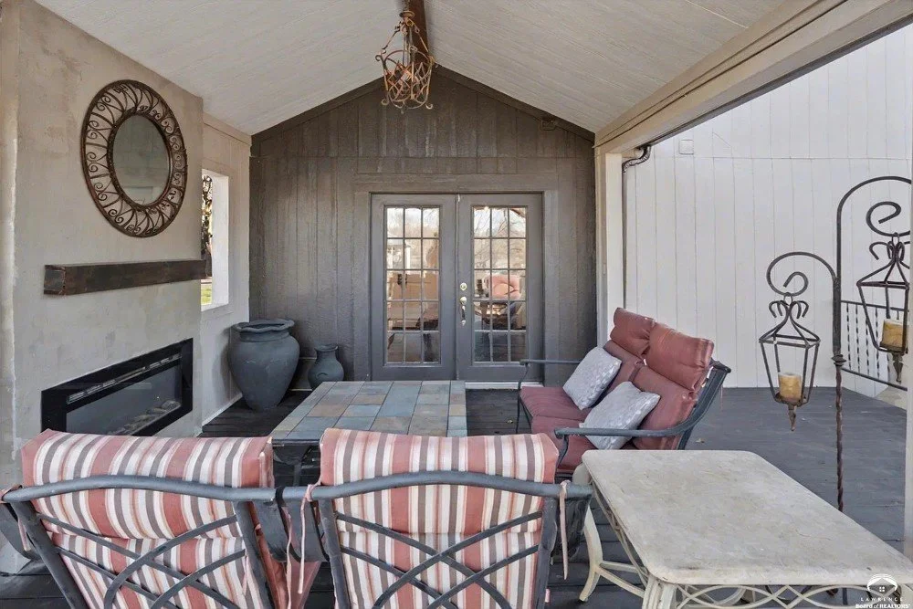 1910 Traditional house De Soto Kansas - 48 - patio.webp