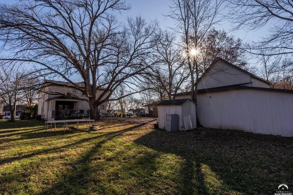 1910 Traditional house De Soto Kansas - 55 - garden.webp