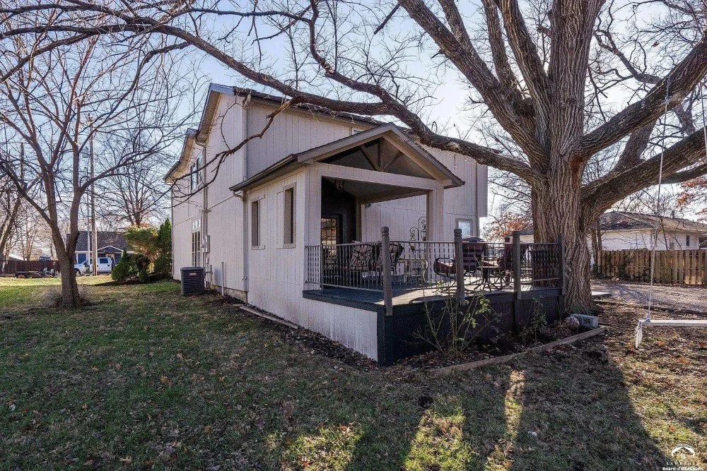 1910 Traditional house De Soto Kansas - 56 - garden.webp