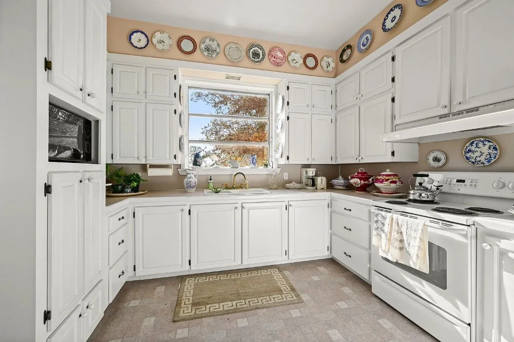 Lakeside 1830 French Creole Greek Revival Batchelor Louisiana - 24 - kitchen.webp