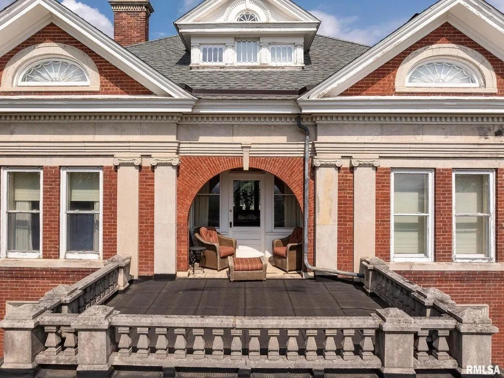 The John C Schricker House 1896 Georgian Revival Davenport Iowa - 31 - veranda.webp