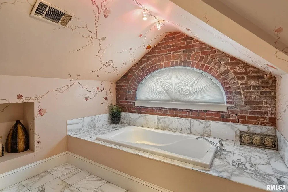 The John C Schricker House 1896 Georgian Revival Davenport Iowa - 36 - top floor.webp