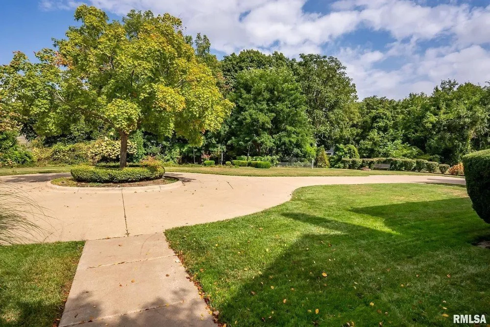 The John C Schricker House 1896 Georgian Revival Davenport Iowa - 51 - garden.webp