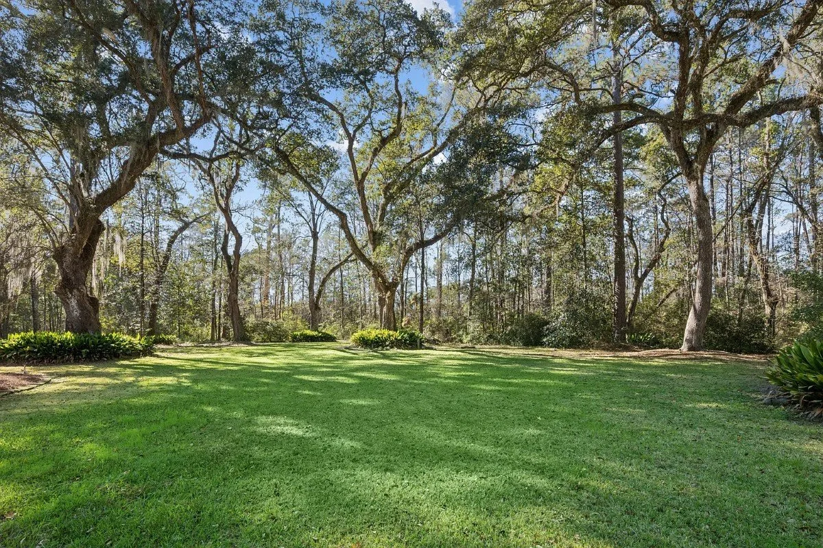 1872 Victorian house Abita Springs Louisiana - 29 - garden.webp