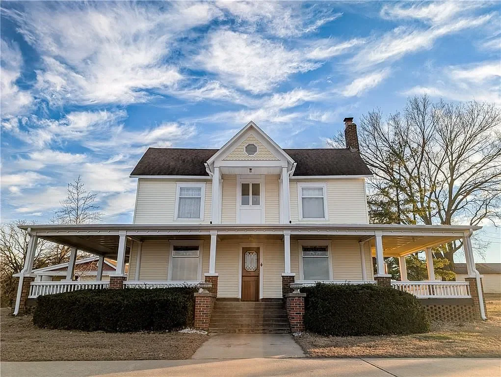 1920 Farmhouse in Nevada, Missouri - $565k