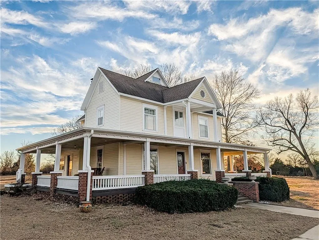 1920 Farmhouse Nevada Missouri - 4 - front view.webp