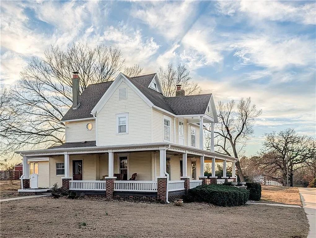 1920 Farmhouse Nevada Missouri - 5 - front view.webp