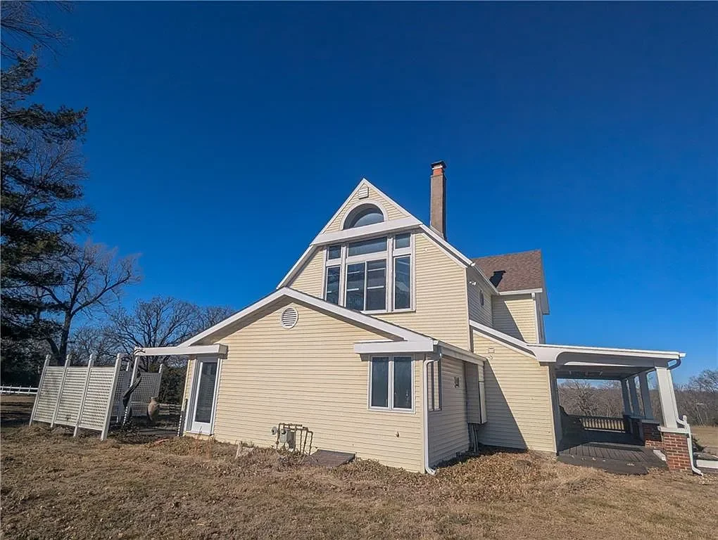 1920 Farmhouse Nevada Missouri - 6 - side view.webp