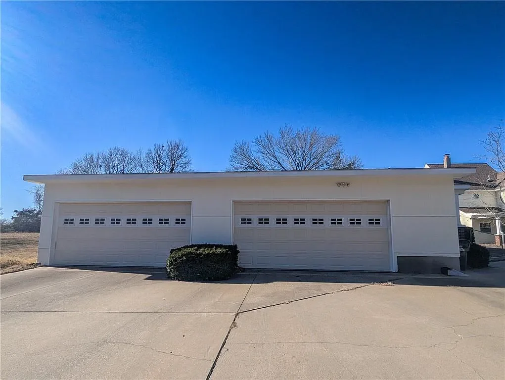 1920 Farmhouse Nevada Missouri - 7 - garage.webp