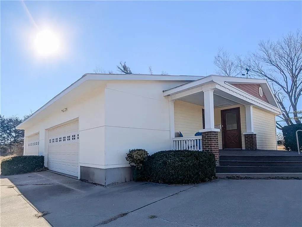 1920 Farmhouse Nevada Missouri - 8 - garage.webp