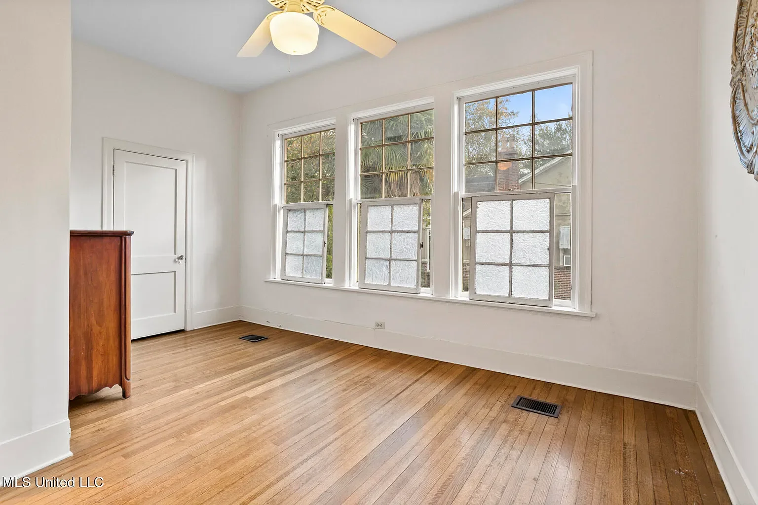 1937 Spanish Colonial house Jackson Mississippi - 22 - room.webp