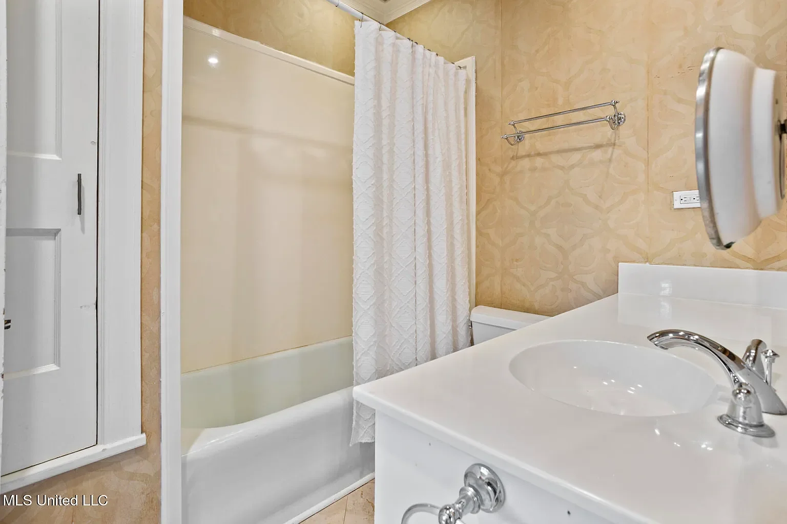 1937 Spanish Colonial house Jackson Mississippi - 25 - bathroom.webp