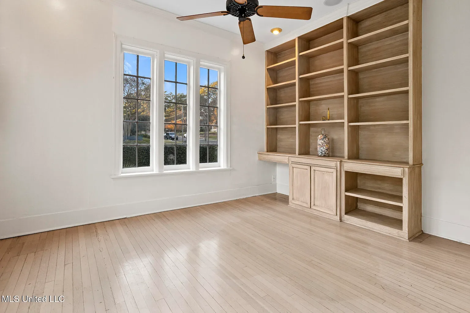 1937 Spanish Colonial house Jackson Mississippi - 26 - room.webp