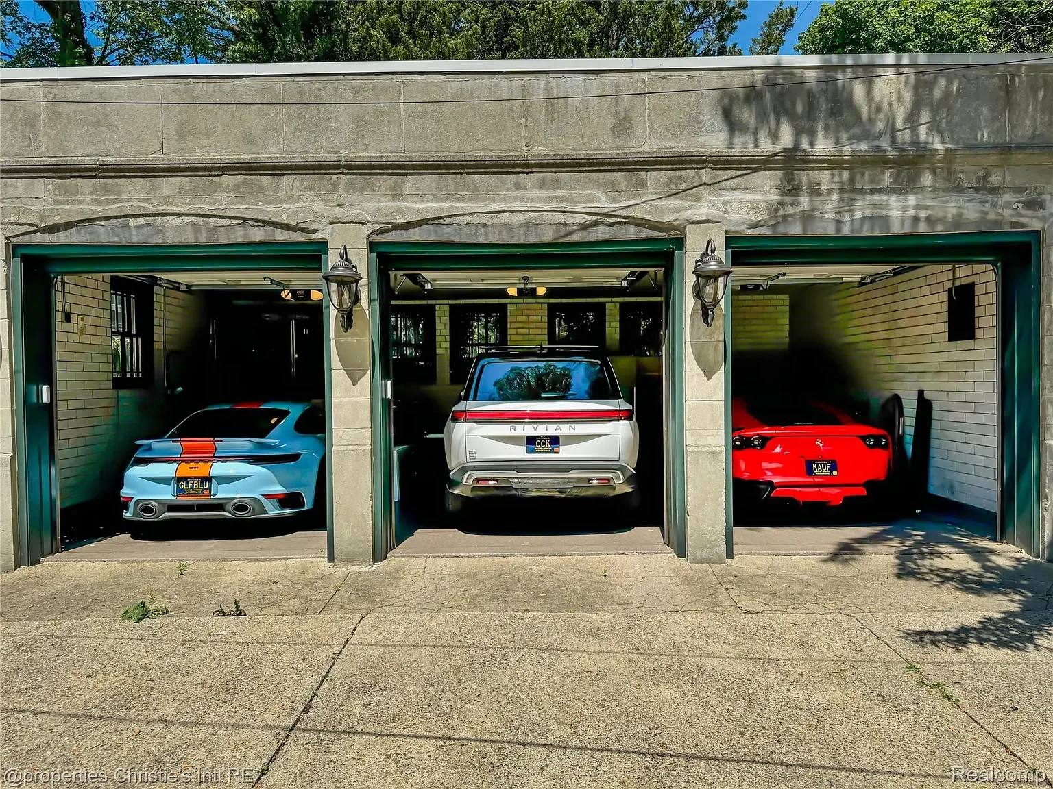 1915 Renaissance Revival house Detroit Michigan - 2 - garage.webp