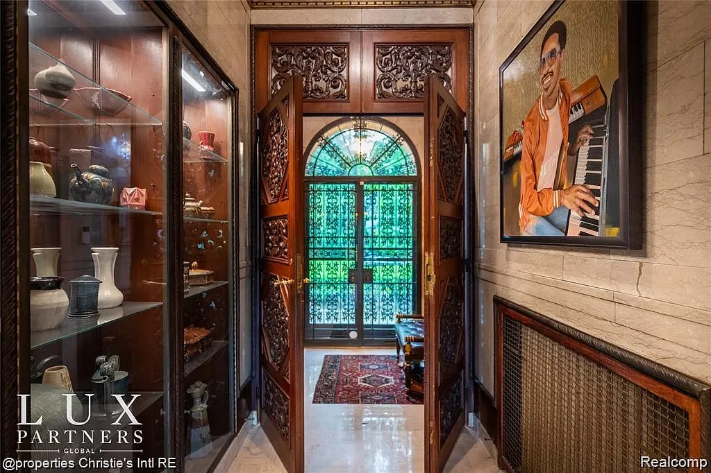 1915 Renaissance Revival house Detroit Michigan - 7 - entrance.webp