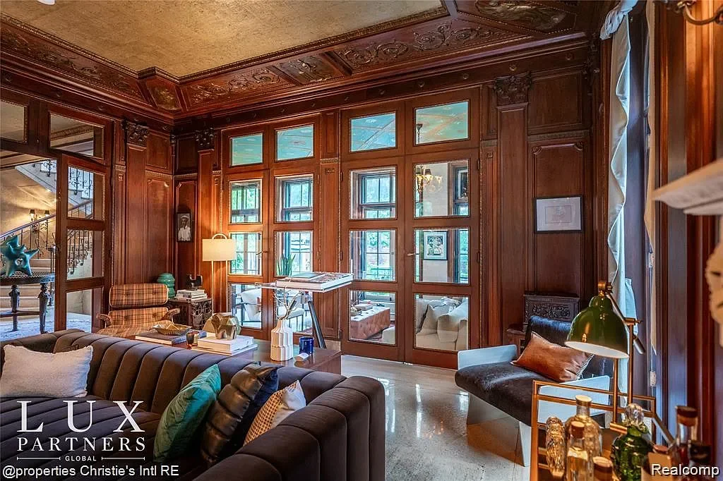 1915 Renaissance Revival house Detroit Michigan - 15 - family room.webp