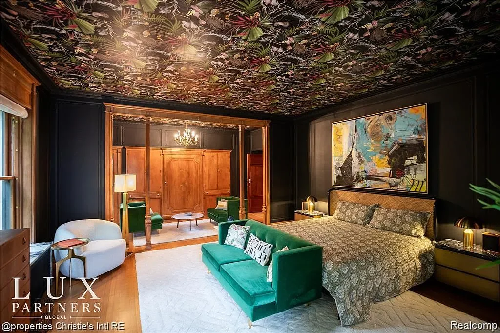 1915 Renaissance Revival house Detroit Michigan - 33 - bedroom.webp