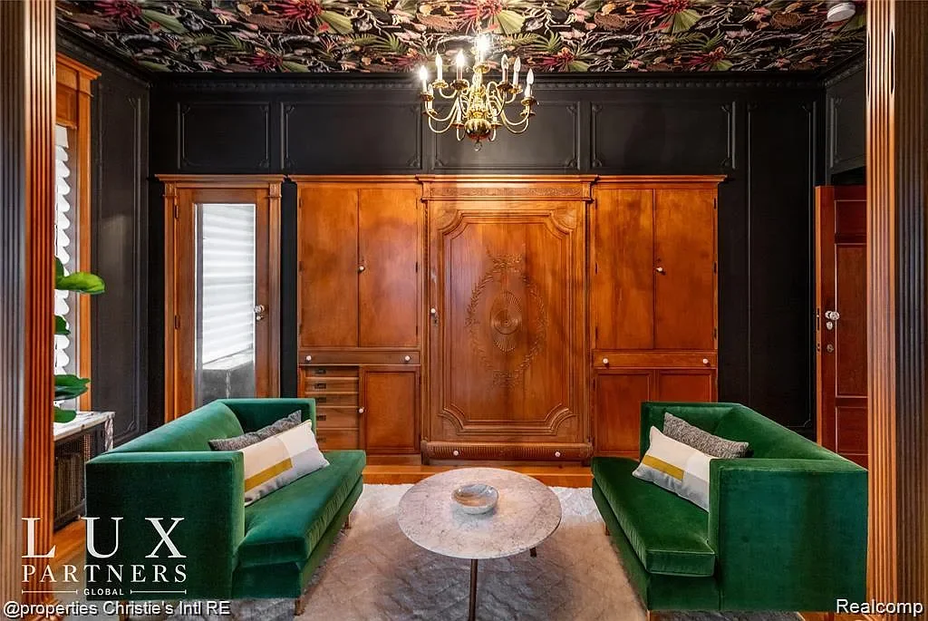 1915 Renaissance Revival house Detroit Michigan - 34 - bedroom.webp