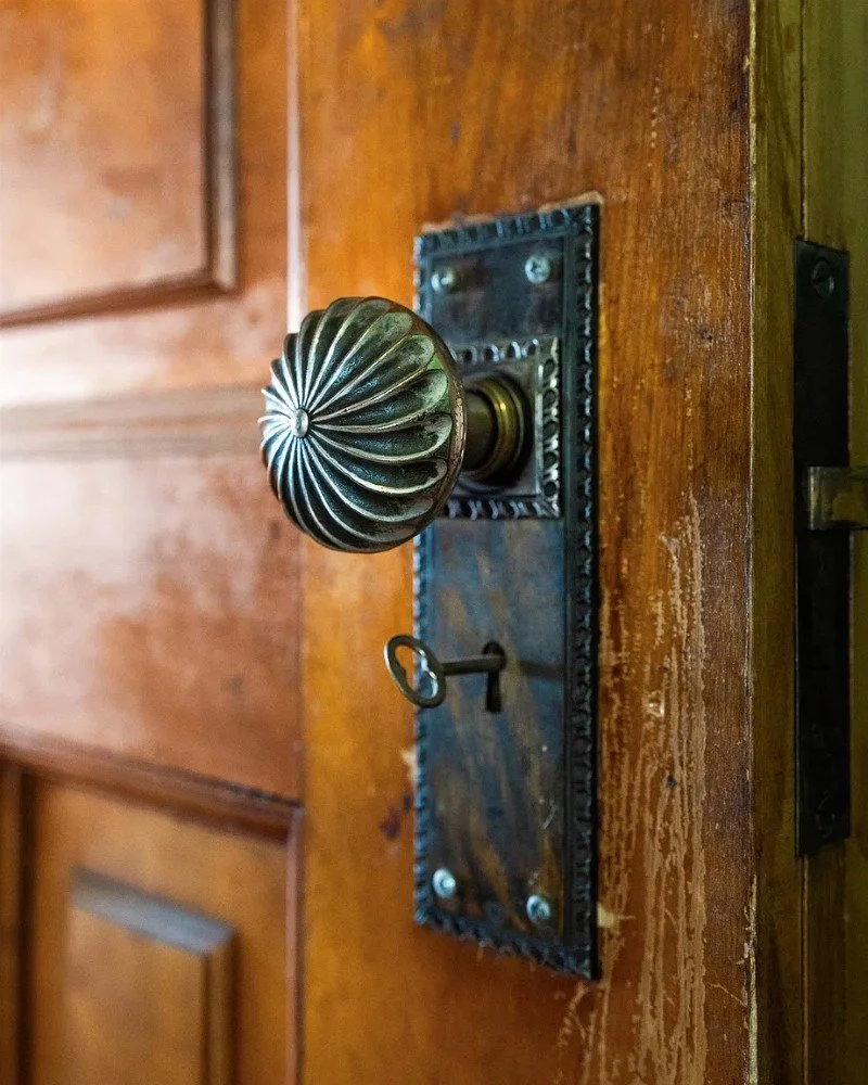 1892 Traditional house Duluth Minnesota - 11 - door.webp