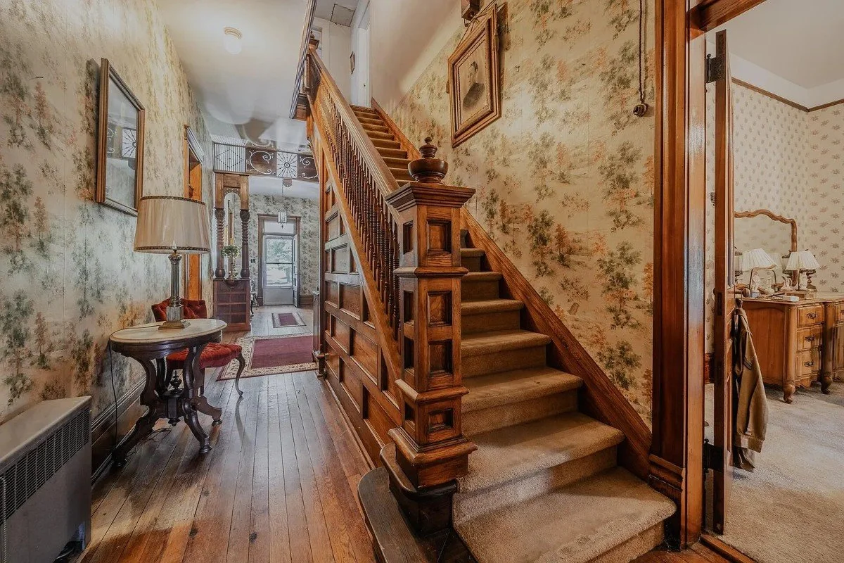 1897 Victorian house Rogersville Tennessee - 3 - foyer.webp