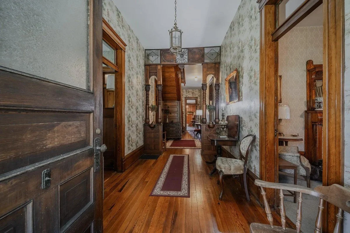 1897 Victorian house Rogersville Tennessee - 8 - foyer.webp