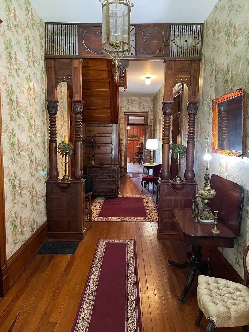 1897 Victorian house Rogersville Tennessee - 9 - foyer.webp