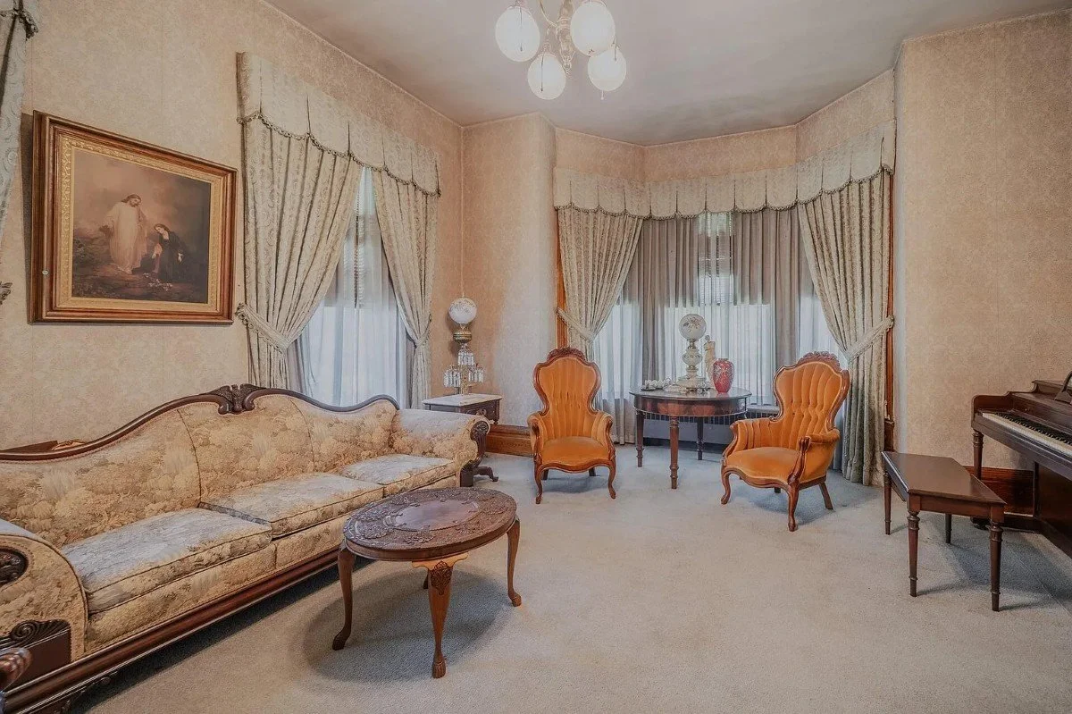 1897 Victorian house Rogersville Tennessee - 11 - living room.webp