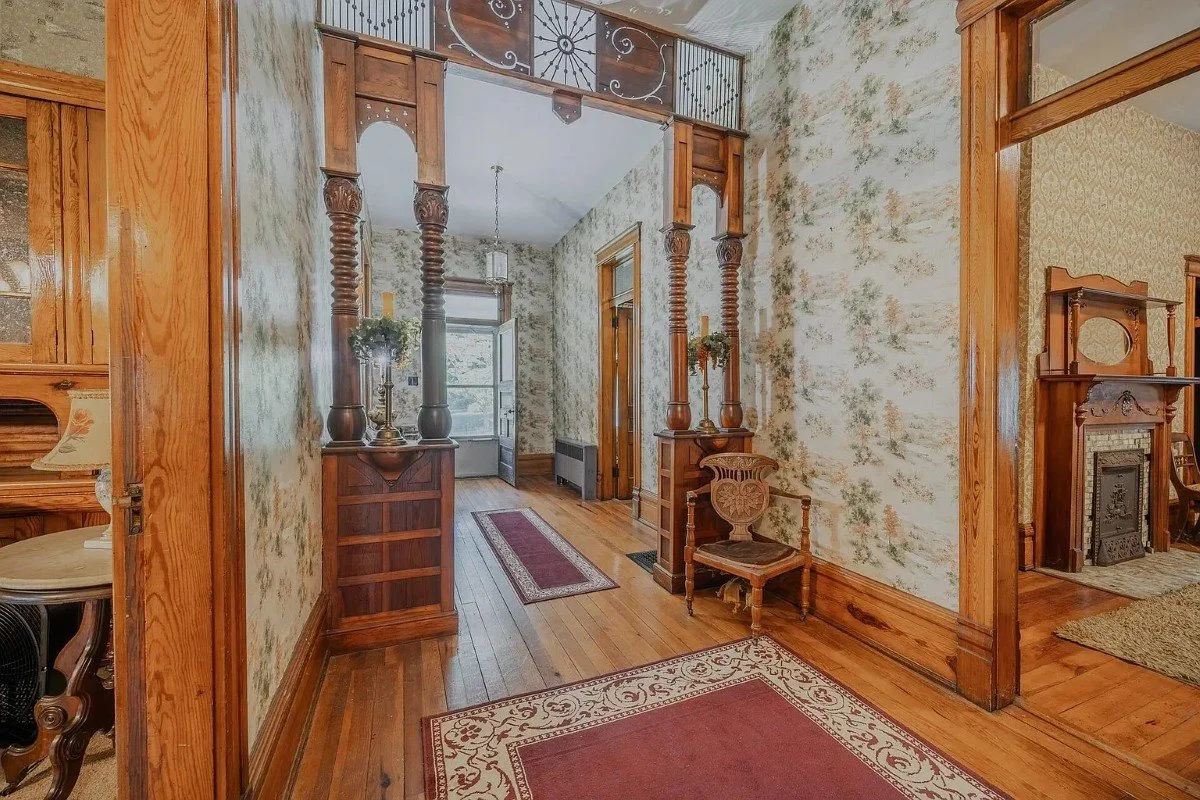 1897 Victorian house Rogersville Tennessee - 19 - foyer.webp